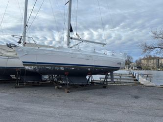 35' Catalina 2012 Yacht For Sale
